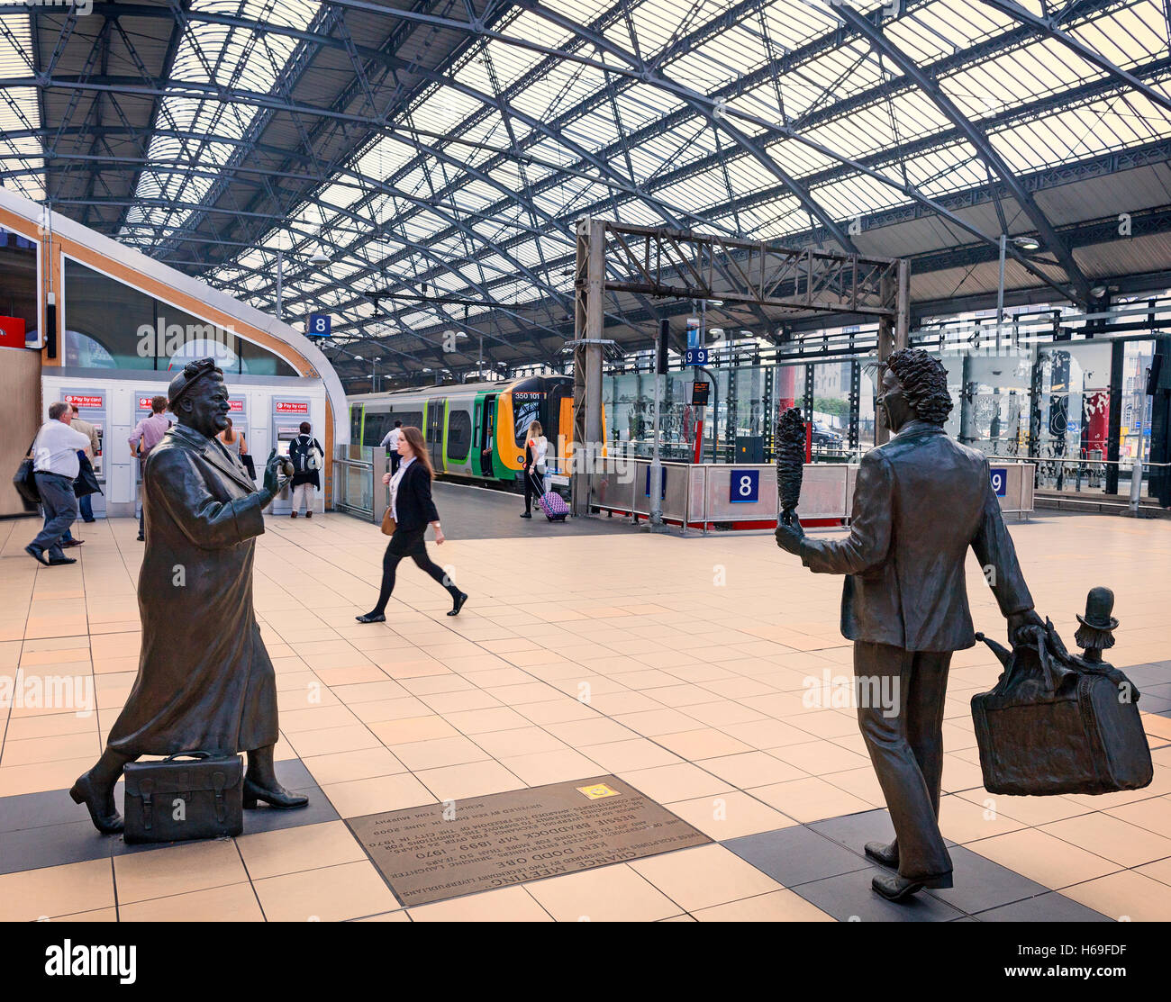 Réunion 'Chance', Sculpture Ken Dodd comédien et Bessie Braddock (MP) par Tom Murphy dans la gare de Lime Street, Liverpool, Merseyside, Angleterre Banque D'Images