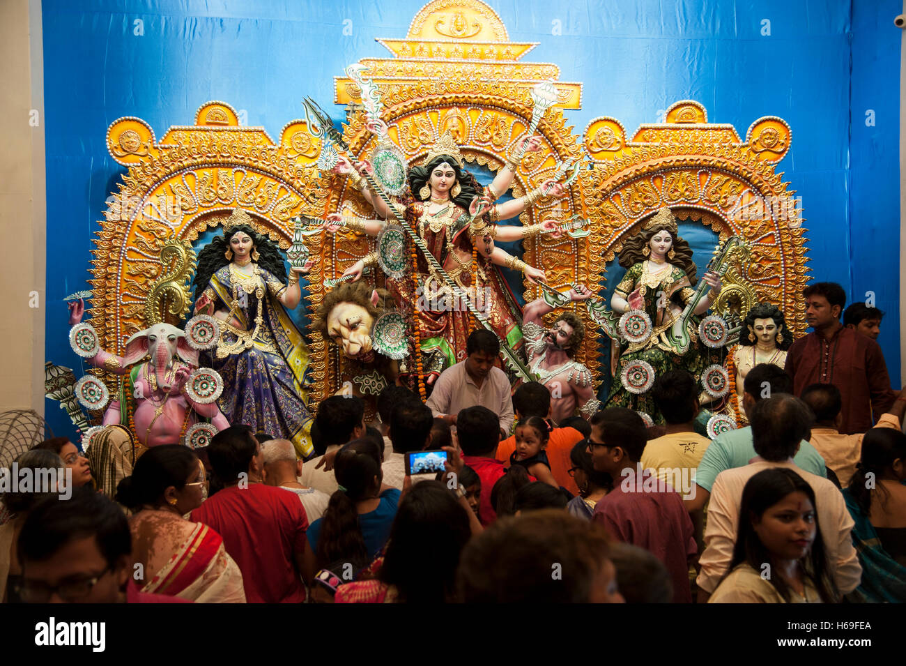 Les dévots d'adorer la Déesse Durga à Nagar bazar durga puja pandal kolkata West Bengal india Banque D'Images