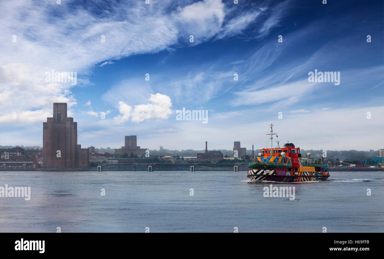Sir Peter's design'Tout le monde Razzle Dazzle' sur la Mersey Ferry "nowdrop' traversant la rivière, Liverpool, Merseyside, Angleterre Banque D'Images