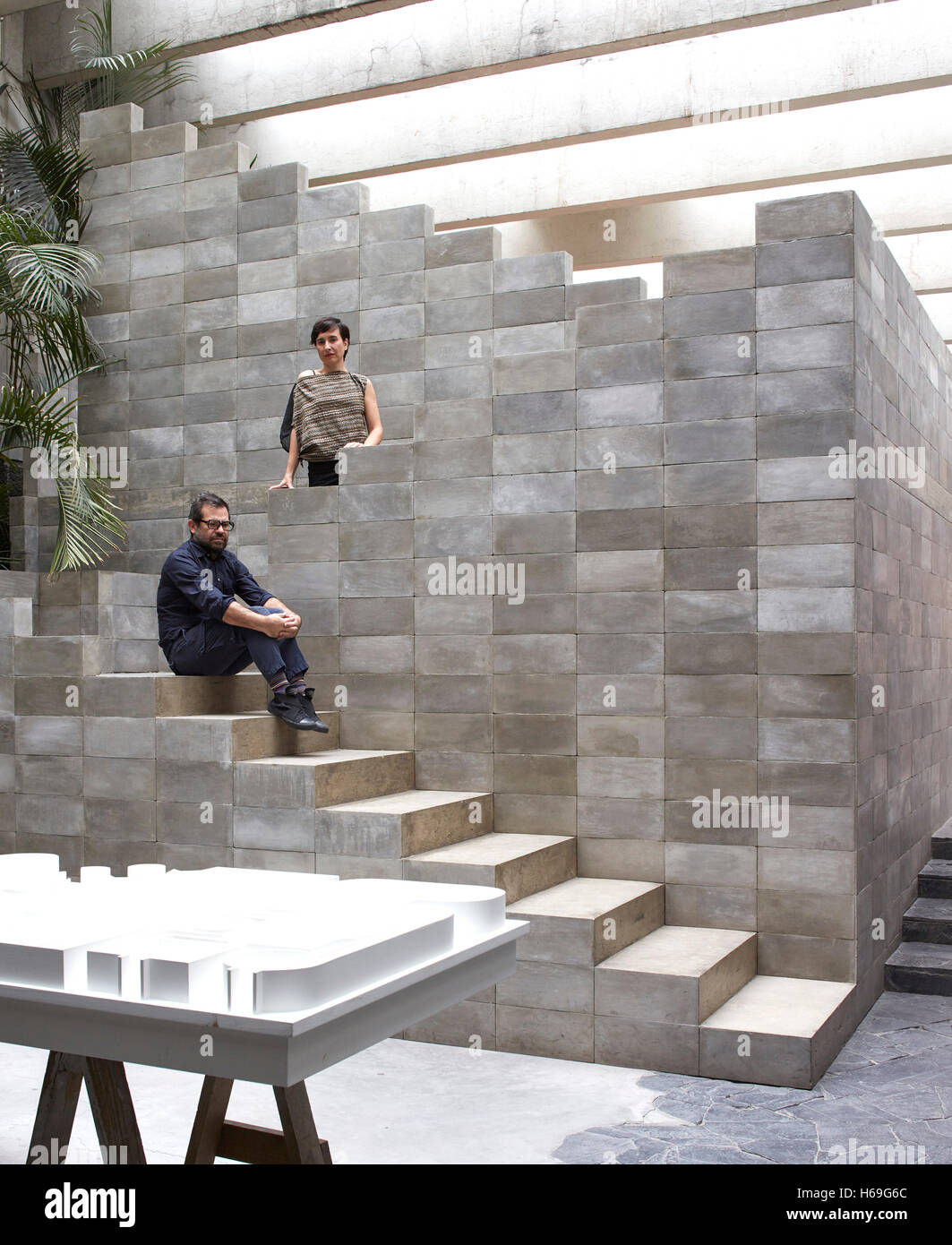 Portrait de Pedro Reyes et Carla Fernandex sur 'pyramide' escalier. Pedro Reyes House, Mexico, Mexique. Architecte : N/A , 2015. Banque D'Images