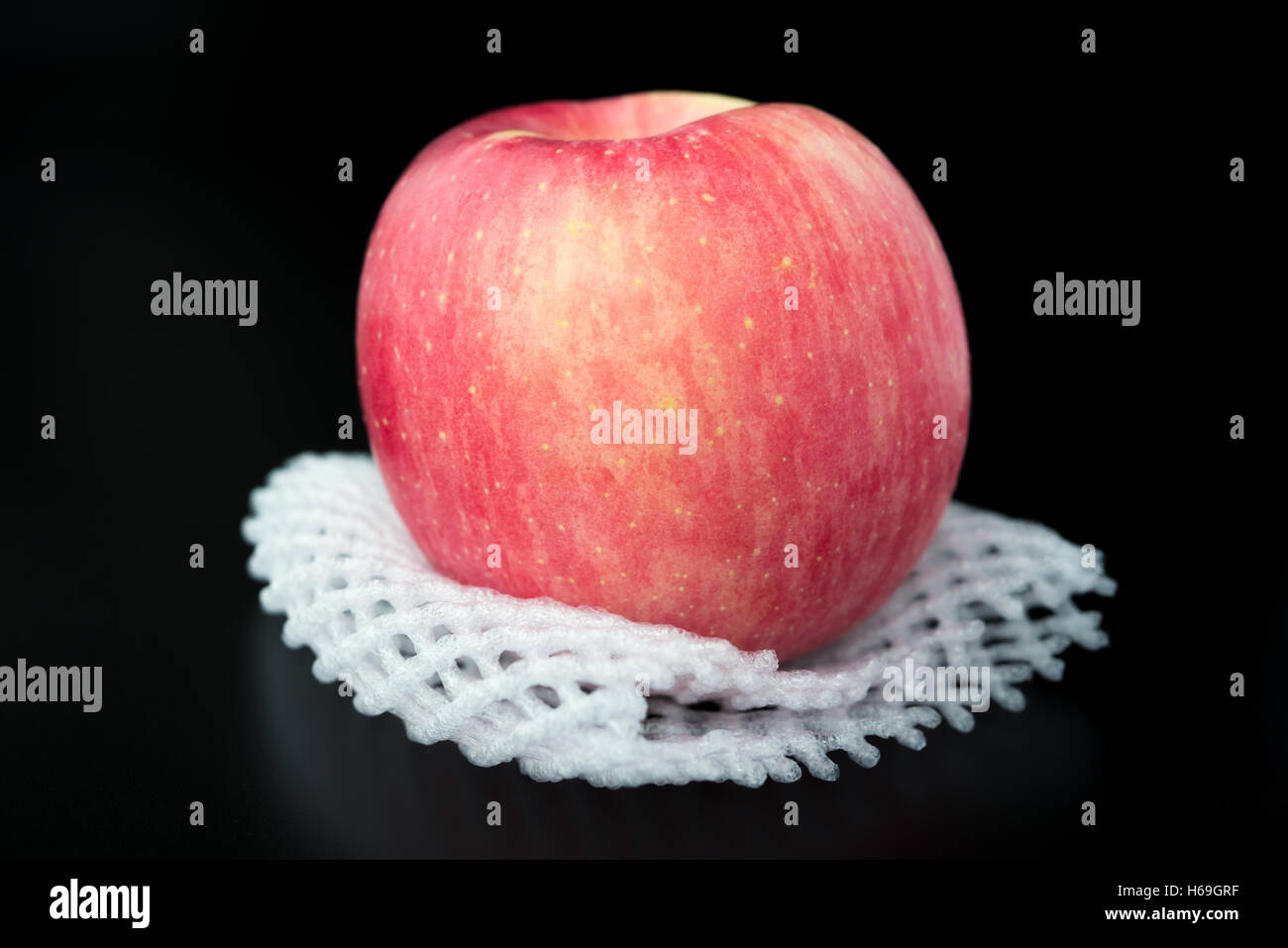 Fresh apple sur une mousse de protection sur fond noir Banque D'Images