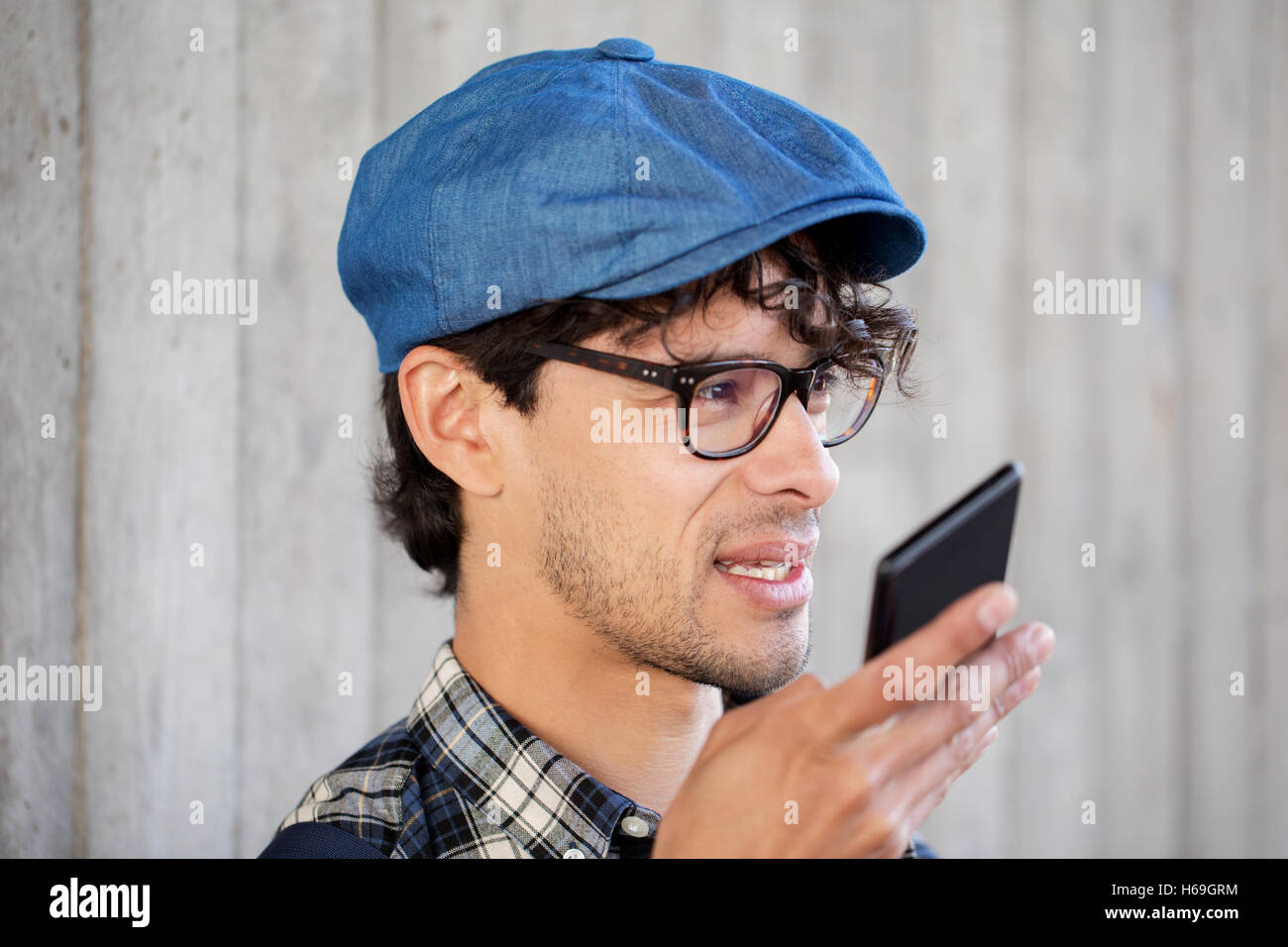 L'enregistrement de l'homme appelant ou sur smartphone Banque D'Images