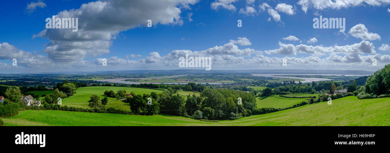 Vue panoramique sur la rivière Severn montrant coudes dans river de high point à Stonehouse Glos en été avec ciel bleu et nuages blancs Banque D'Images