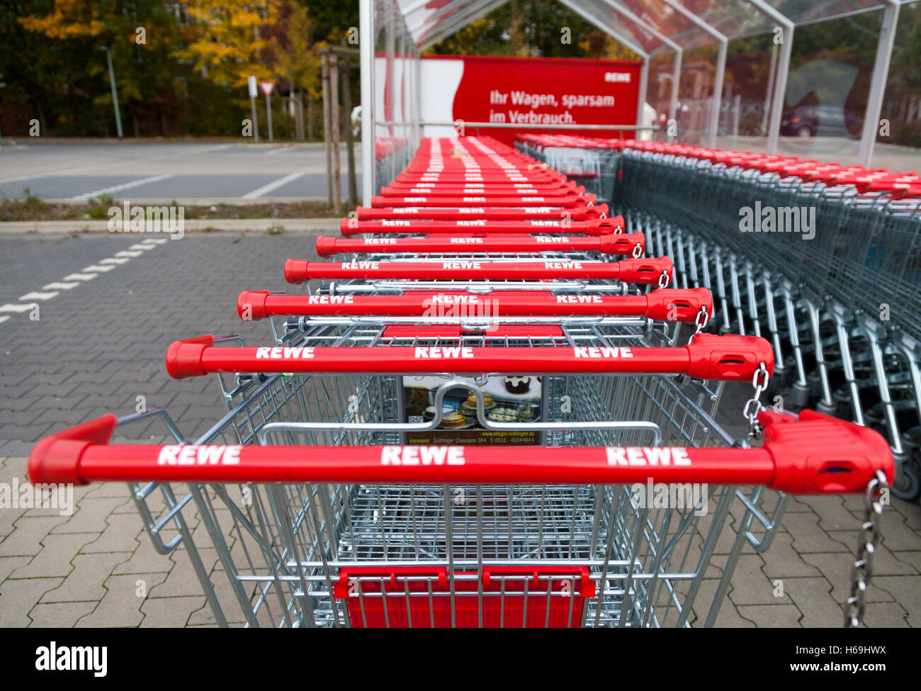 HANNOVER / ALLEMAGNE - 18 octobre 2016 : des chariots de la chaîne de supermarchés allemande Rewe, se tient ensemble dans une rangée sur le parking Banque D'Images
