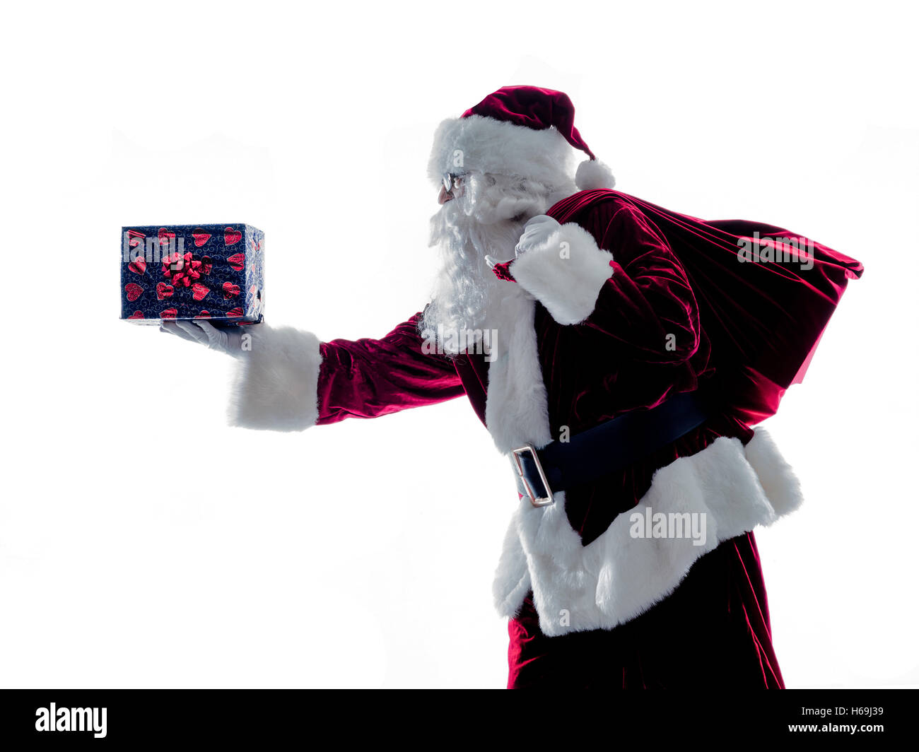 Un père noël man holding de donner des cadeaux d'ossature isolé sur fond blanc Banque D'Images