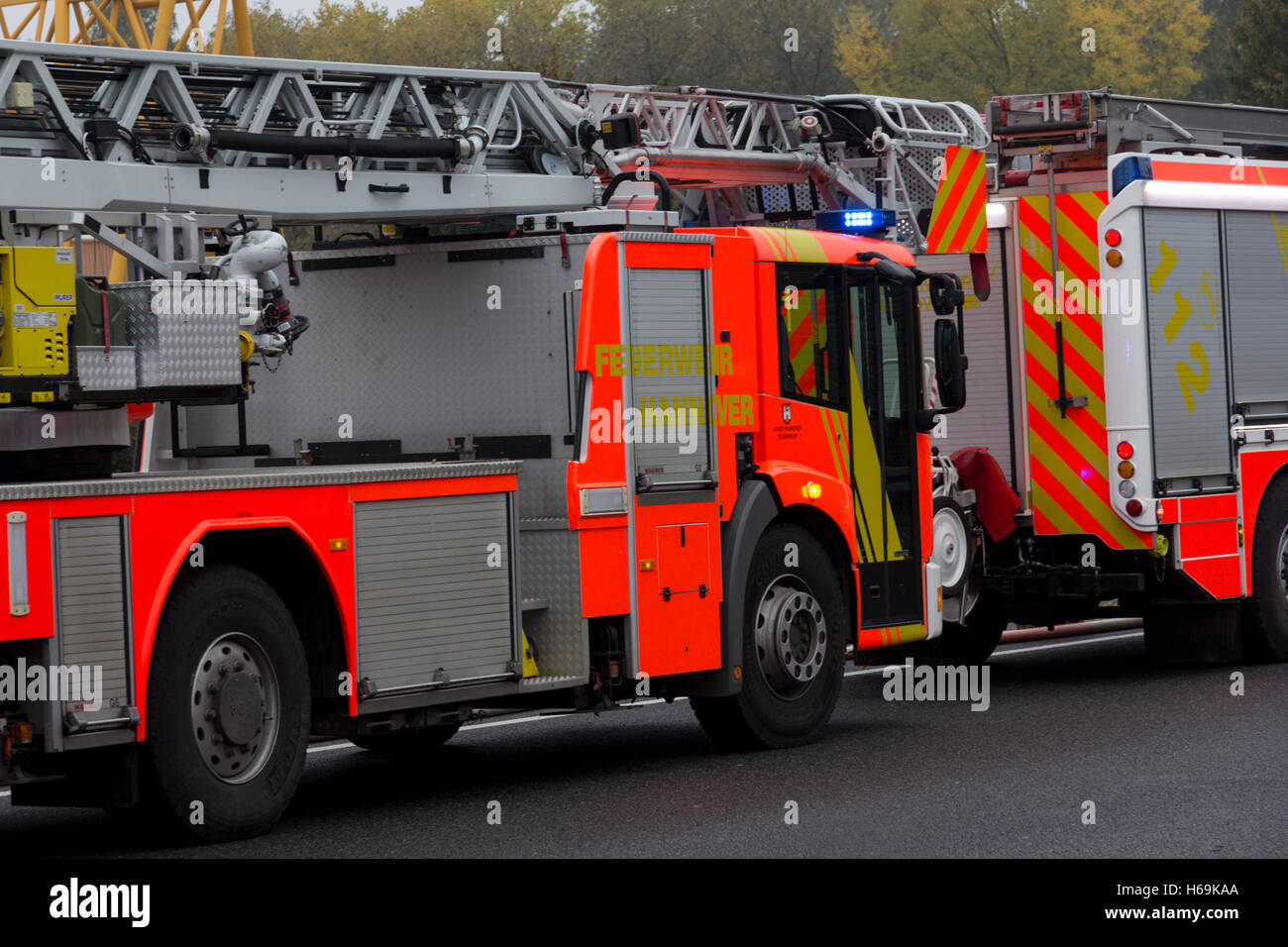 HANNOVER / ALLEMAGNE - 25 octobre 2016 : l'incendie sur les camions allemands autoroute a2 par un accident de camion près de Hanovre. Banque D'Images
