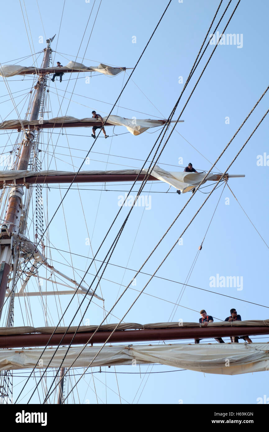 Le travail des marins pour sécuriser les voiles sur le site historique du S.Y. Sea Cloud tall mâts en navigation sur la mer Méditerranée. Banque D'Images Le travail des marins pour sécuriser les voiles sur le site historique du S.Y. Sea Cloud tall mâts en navigation sur la mer Méditerranée. Banque D'Images