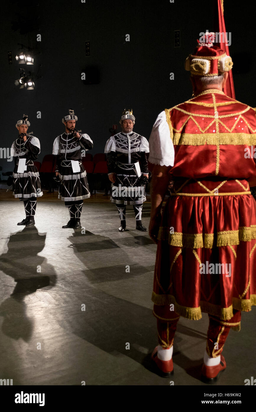 Une performance d'un "traditionnel" oreska épée la danse et le théâtre dans la ville de Korcula en Croatie. Banque D'Images Une performance d'un "traditionnel" oreska épée la danse et le théâtre dans la ville de Korcula en Croatie. Banque D'Images