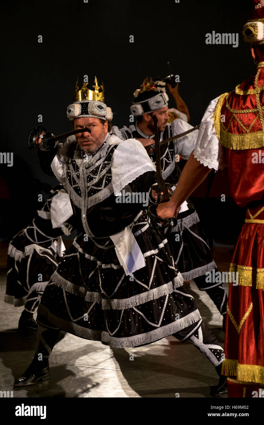 Une performance d'un "traditionnel" oreska épée la danse et le théâtre dans la ville de Korcula en Croatie. Banque D'Images Une performance d'un "traditionnel" oreska épée la danse et le théâtre dans la ville de Korcula en Croatie. Banque D'Images