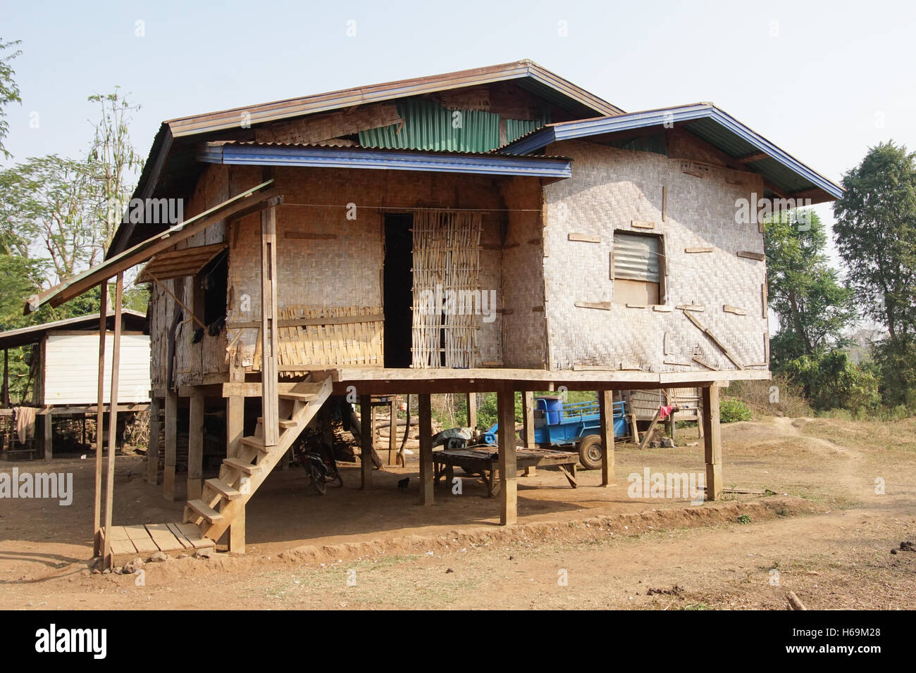 Village traditionnel de Katu minorité sur plateau des Bolavens, Laos, Asie Banque D'Images