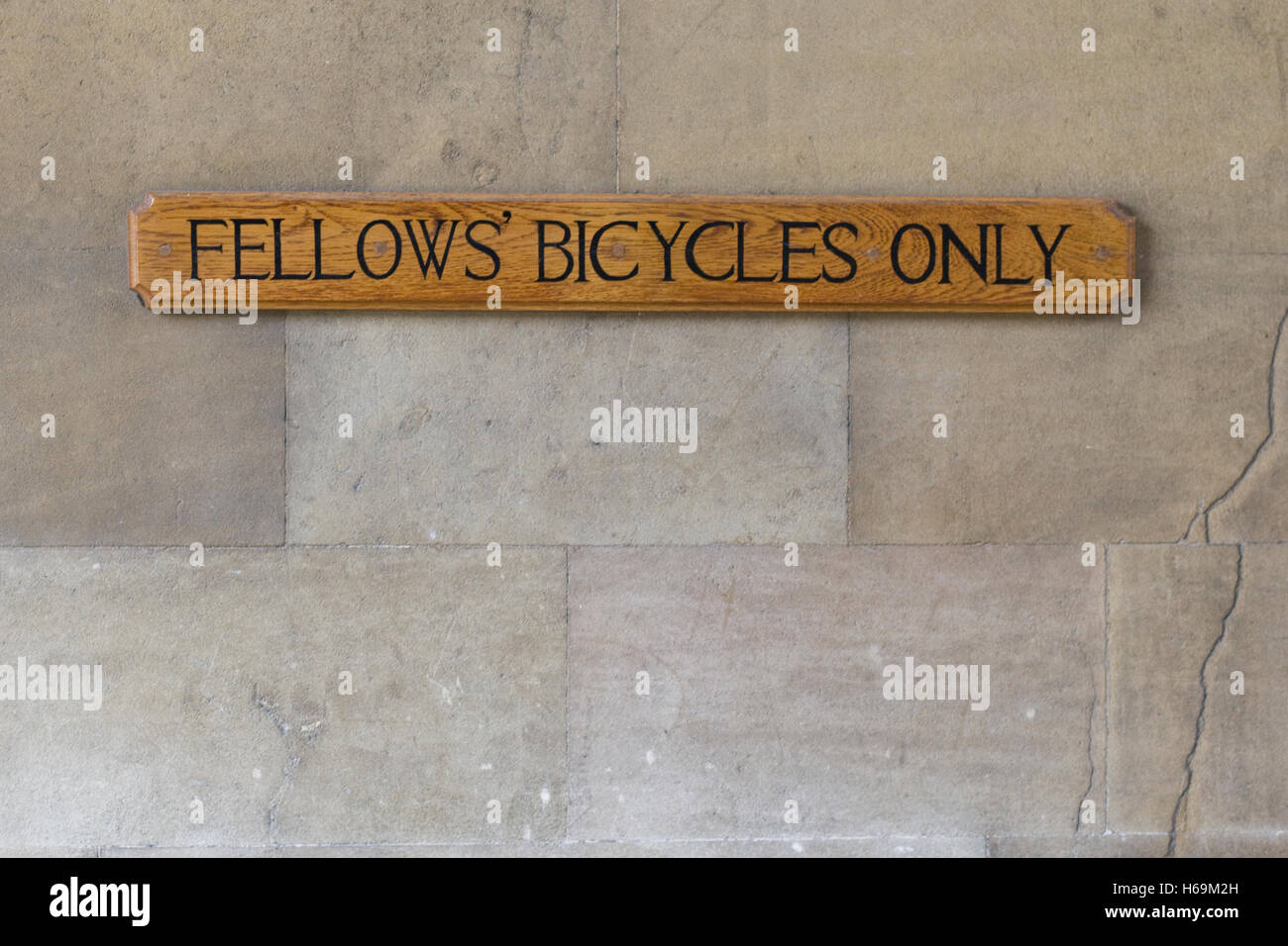 Des vélos d'autres 'uniquement' panneau en bois à Corpus Christi Collage, Université de Cambridge, Angleterre Banque D'Images Des vélos d'autres 'uniquement' panneau en bois à Corpus Christi Collage, Université de Cambridge, Angleterre Banque D'Images