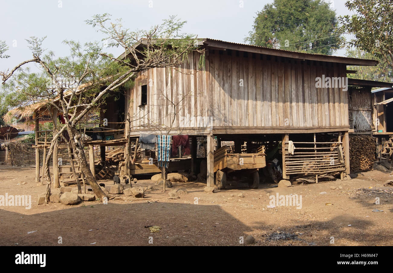 Village traditionnel de Katu minorité sur plateau des Bolavens, Laos, Asie Banque D'Images