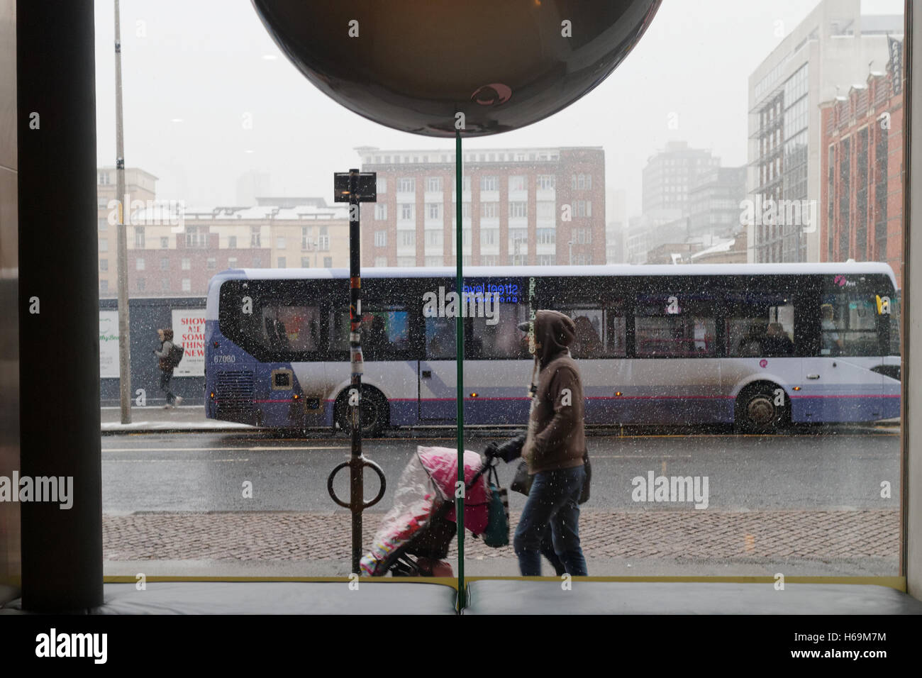 Glasgow scènes des rues dans la neige pendant l'hiver de la galerie de niveau de la rue fenêtre White Christmas Banque D'Images