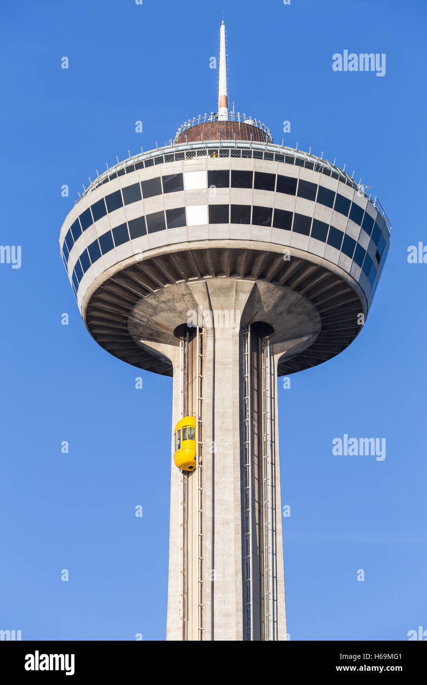 Un ascenseur extérieur porte les touristes à la plate-forme d'observation de la tour Skylon, à Niagara Falls, Ontario, Canada. Banque D'Images
