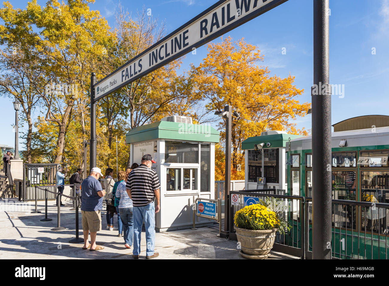 Acheter des billets pour les passagers l'Falls Incline Railway à Niagara Falls, Ontario, Canada. Banque D'Images