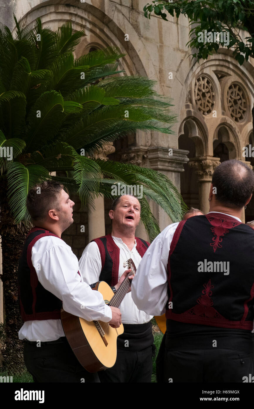 "Klapa croate" chanteurs de Konavle appelé Klapa Ostro lors d'une performance privée à l'intérieur du monastère dominicain dans la vieille ville de Dubrovnik, Croatie. Banque D'Images "Klapa croate" chanteurs de Konavle appelé Klapa Ostro lors d'une performance privée à l'intérieur du monastère dominicain dans la vieille ville de Dubrovnik, Croatie. Banque D'Images