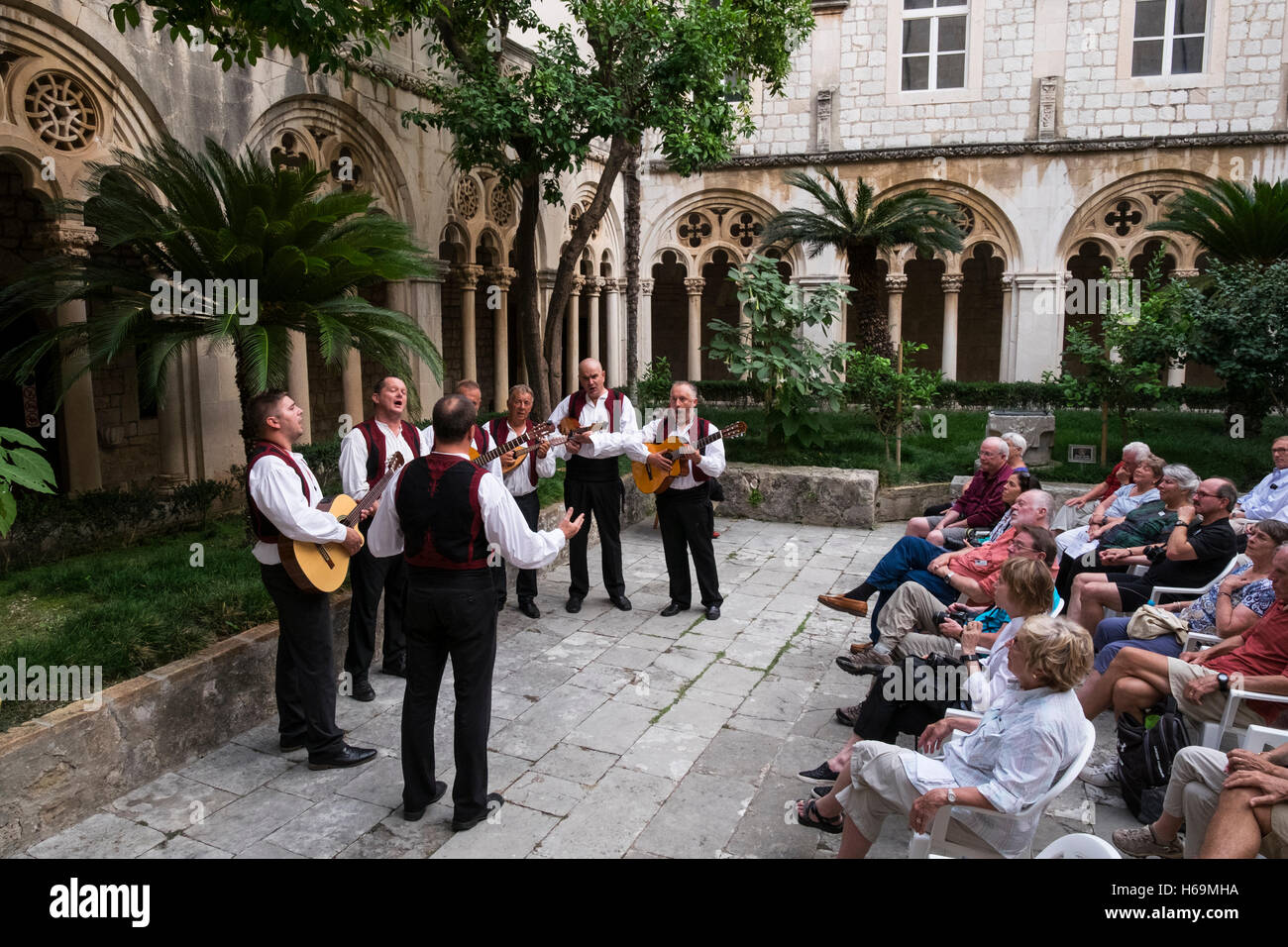"Klapa croate" chanteurs de Konavle appelé Klapa Ostro lors d'une performance privée à l'intérieur du monastère dominicain dans la vieille ville de Dubrovnik, Croatie. Banque D'Images