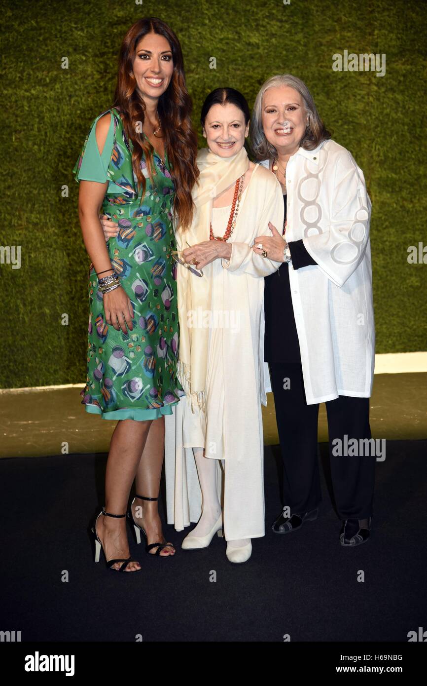 Lavinia Biagiotti avec Carla Fracci et Laura Biagiotti participant à la Biagiotti montrer lors de la Fashion Week de Milan à Milan, Italie. Comprend : Lavinia Biagiotti, Carla Fracci, Laura Biagiotti Où : Milan, Lombardie, Italie Quand : 25 Sep 2016 Credit : IPA/WENN.c Banque D'Images