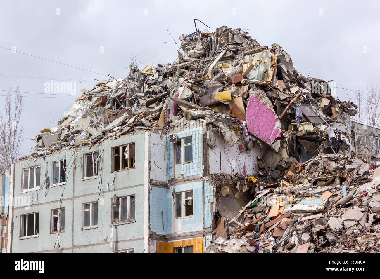 Démolition de bâtiments en milieu urbain. Maison en ruines. Banque D'Images