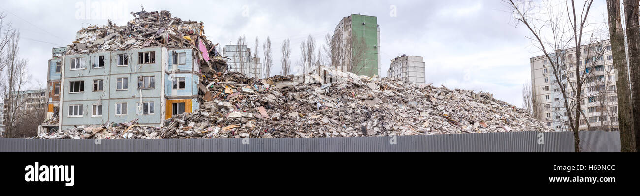 Démolition de bâtiments en milieu urbain. Maison en ruines. Banque D'Images