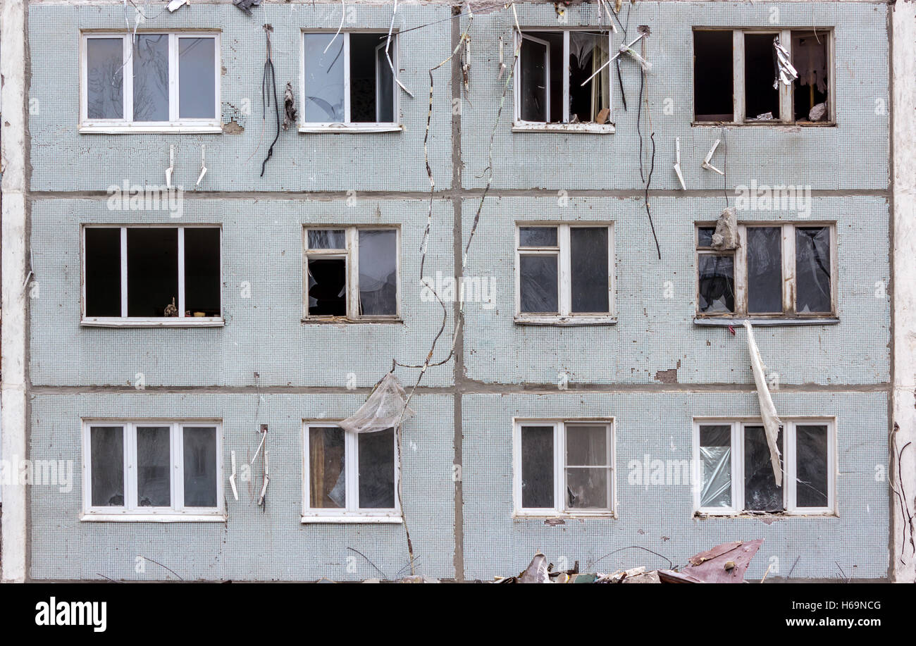 Démolition de bâtiments en milieu urbain. Maison en ruines. Banque D'Images