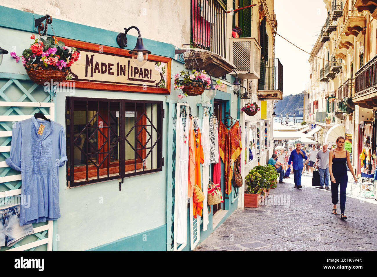 Lipari, iles eoliennes/Italie - Septembre 16th, 2016. Les boutiques de Lipari et les gens qui marchent dans la rue. Banque D'Images