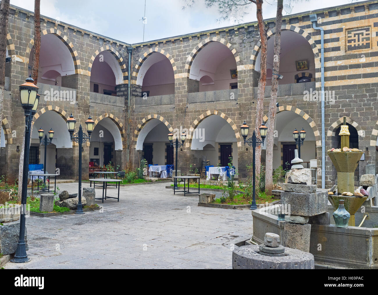 La cour d'Deliller Hani (Guides Khan), qui a de nombreuses chambres et belle piscine extérieure, restaurant Banque D'Images