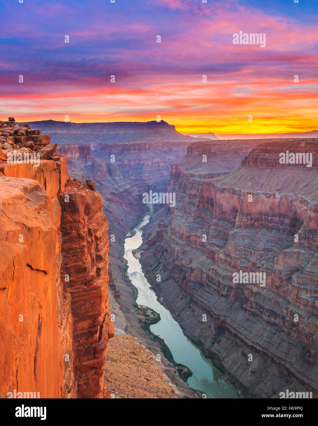 Le lever du soleil sur la rivière Colorado à toroweap oublier dans le parc national du Grand Canyon, Arizona Banque D'Images