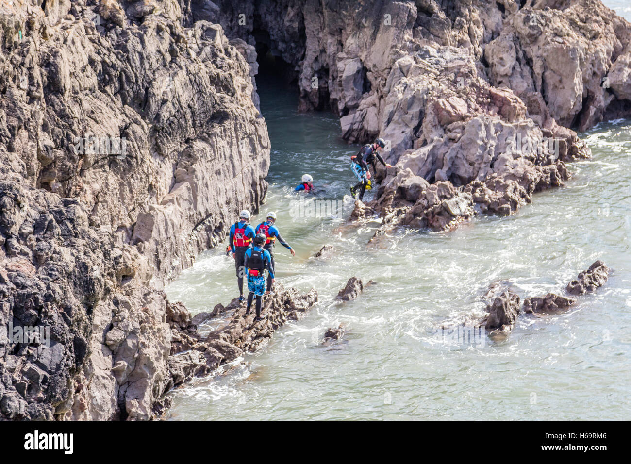 Sur le Coasteering près de Pembrokeshire Coast Skrinkle Haven Beach Banque D'Images