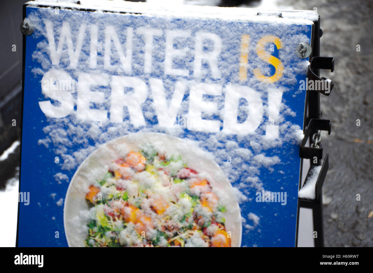 Restaurant sign reading, 'hiver est servi" est couverte de neige Banque D'Images