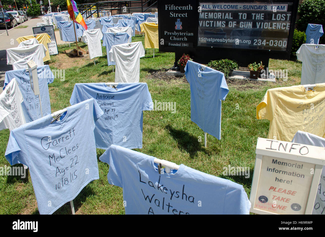 À la 'Memorial perdu les victimes de la violence armée" Chaque T-shirt porte le nom d'une personne tuée avec une arme à feu dans la région de DC en 2015 Banque D'Images