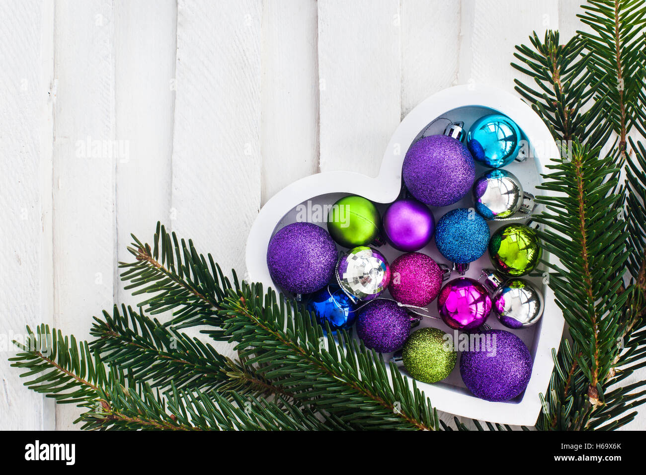 Carte De Noel Avec Des Boules En Bois Coeur Decoration Et Sapin Branche D Arbre Sur Blanc Copy Space Photo Stock Alamy