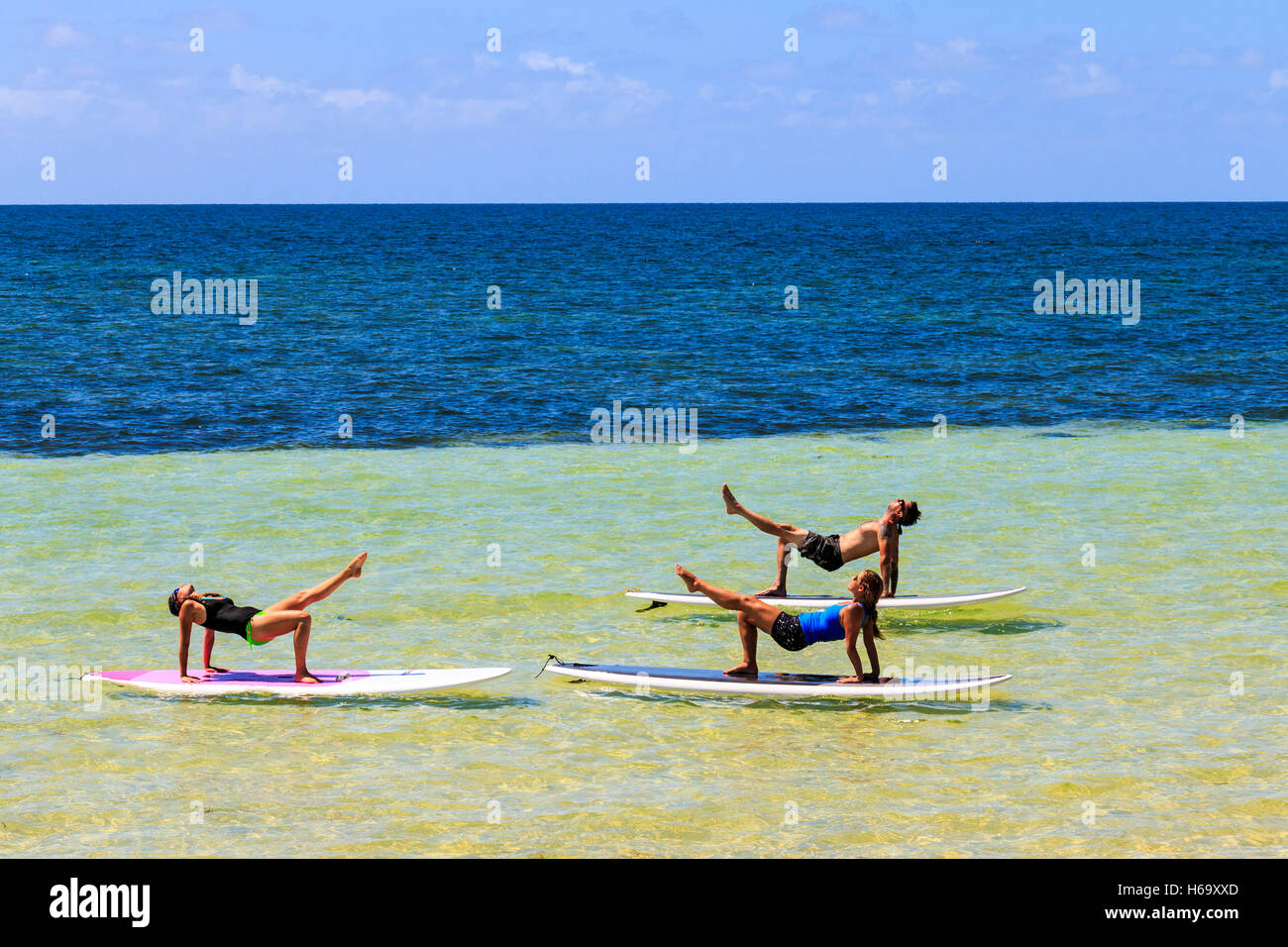 Yoga sur un stand up paddle board, a enseigné à Bahia Honda State Park le long de la Florida Keys par sérénité Eco la thérapie. Banque D'Images