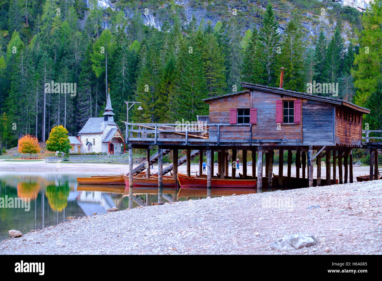 Lac Braies ( Pragser Wildsee ) dans la région de montagnes des Dolomites, Sudtirol, Italie Banque D'Images