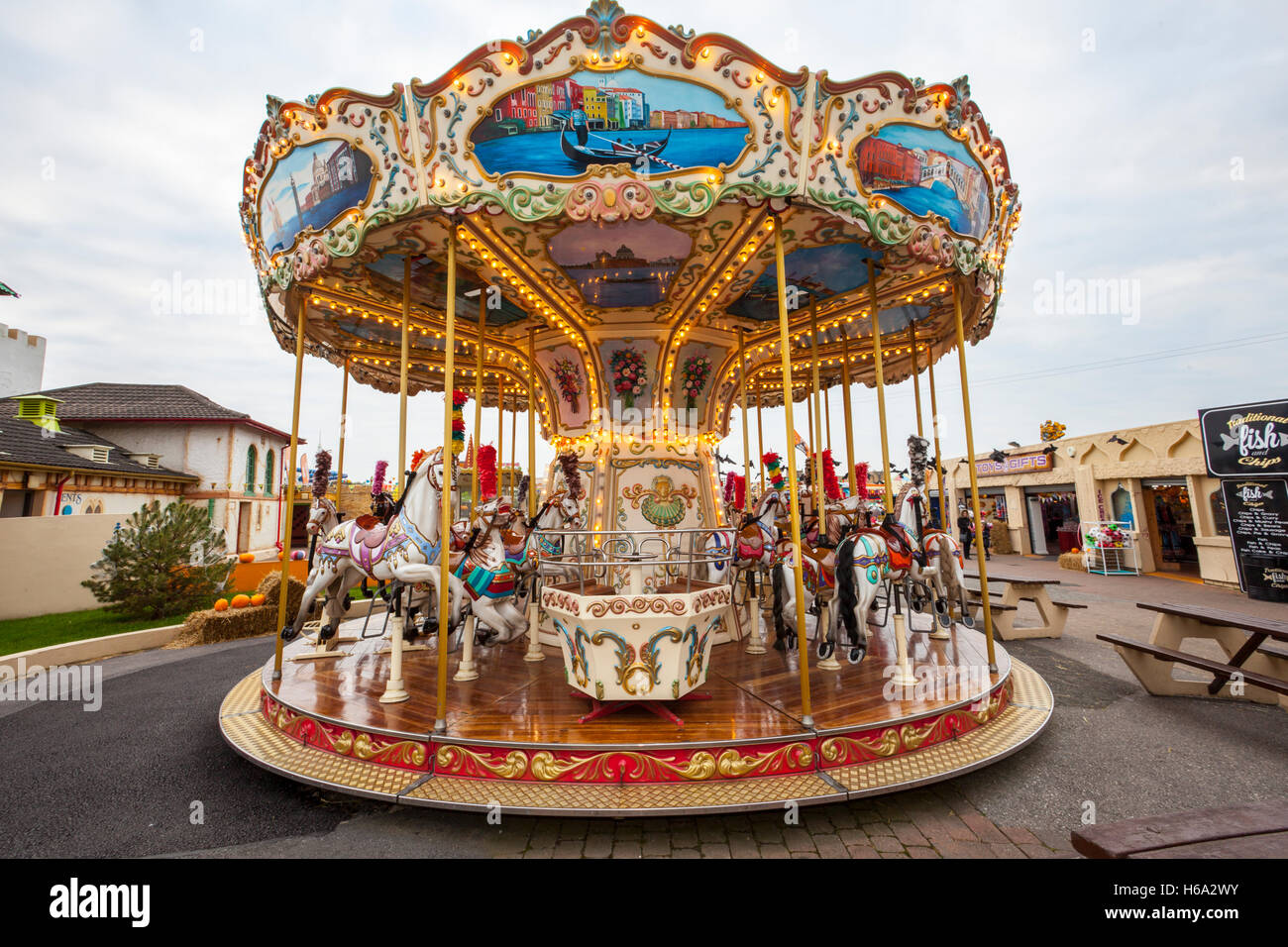 Carrousel pour enfants décoré, rond-point dans le sens inverse des aiguilles d'une montre avec des chevaux en bois, manège, manège italien à Southport, Merseyside Royaume-Uni. Banque D'Images