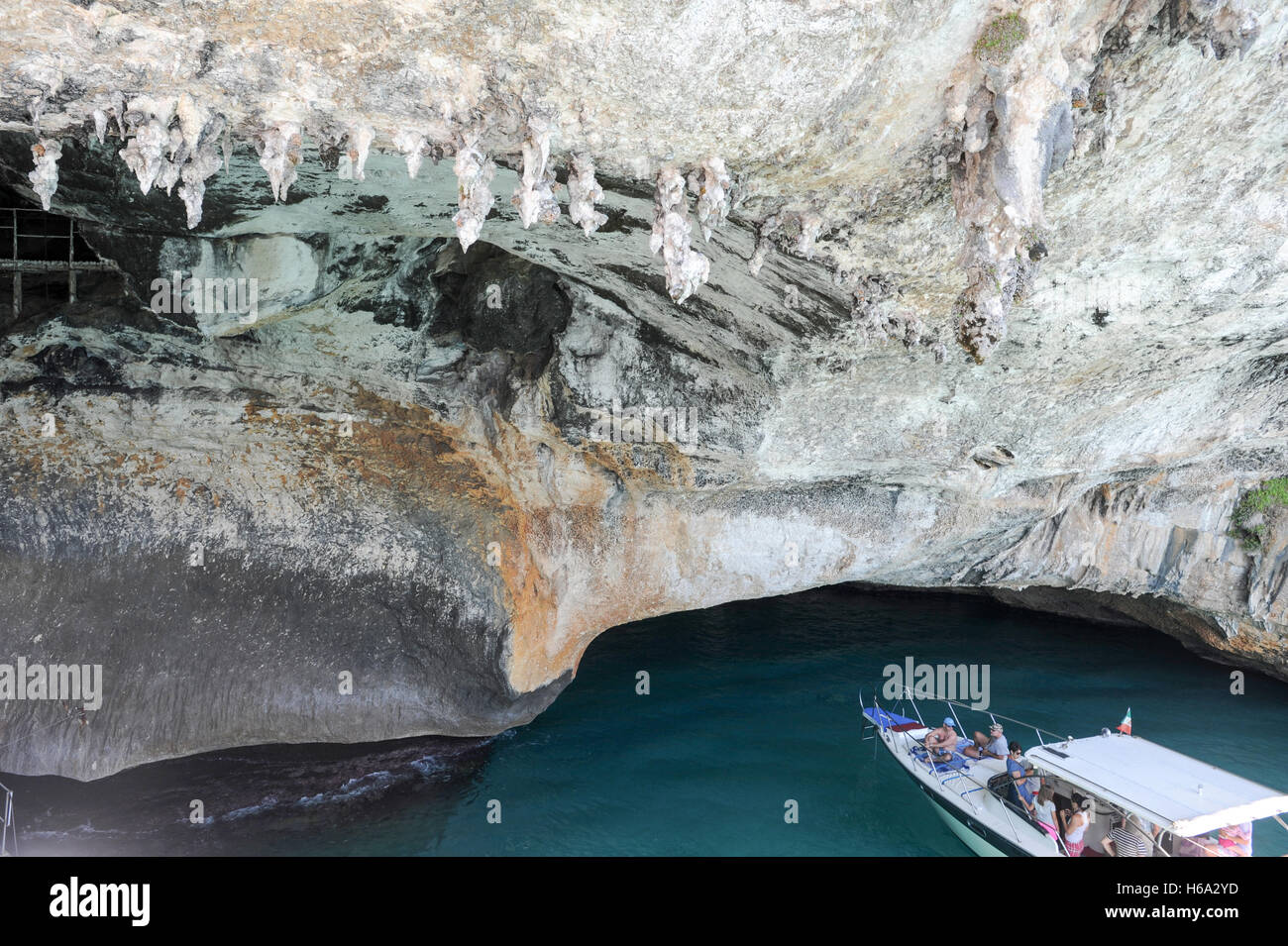 Bue Marino, Italie - 28 juin 2013 : les gens sur un bateau à la visite de la grotte de Bue Marino sur l'île de Sardaigne, Italie Banque D'Images