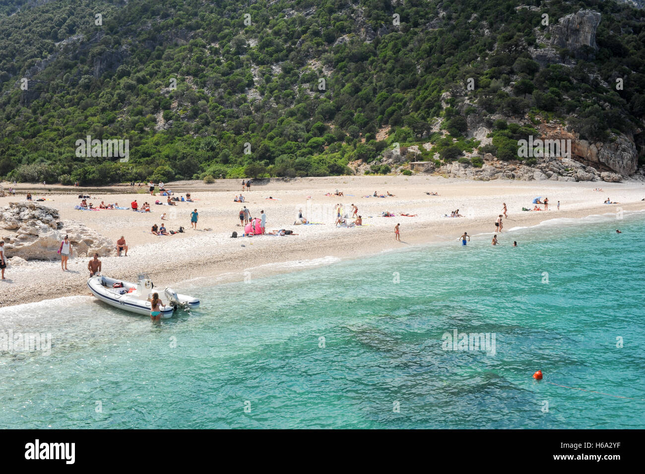 Cala Sisine, Italie - 28 juin 2013 : les gens nager et bronzer à la plage Cala Sisine sur la Sardaigne, Italie Banque D'Images