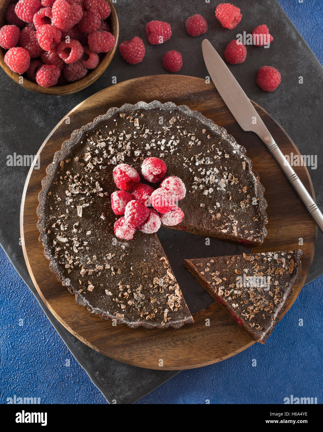 Tarte aux framboises et chocolat. Banque D'Images