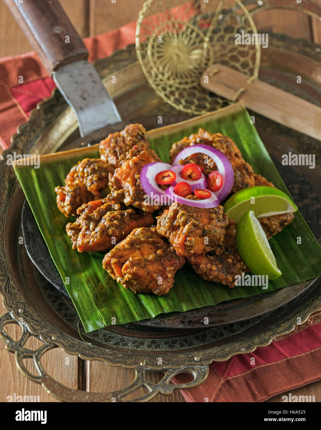 Lahori alevins. Le poisson frit dans de la pâte épicée. Inde Pakistan Food Banque D'Images