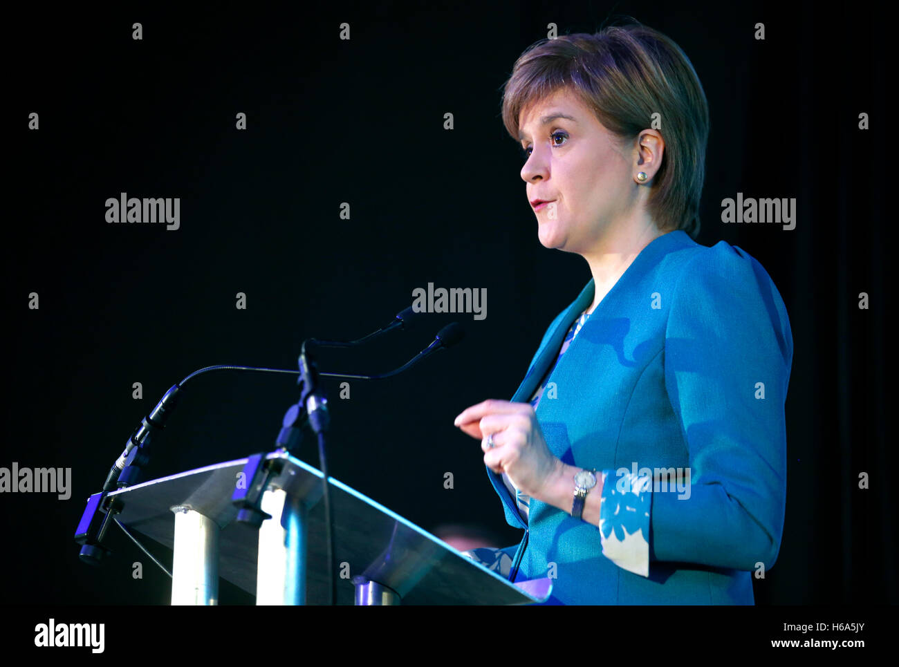 Premier ministre Nicola Sturgeon fait un discours à des gens d'affaires à la Edinburgh Corn Exchange, sur l'impact de l'Brexit au sujet des entreprises. Banque D'Images