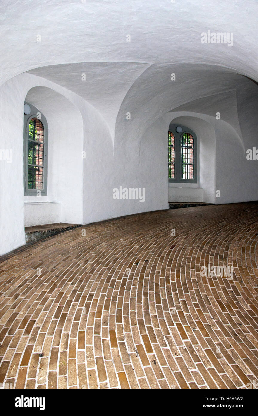Vue intérieure de l'allée en spirale la rundetarn ou tour ronde à Copenhague, Danemark Banque D'Images