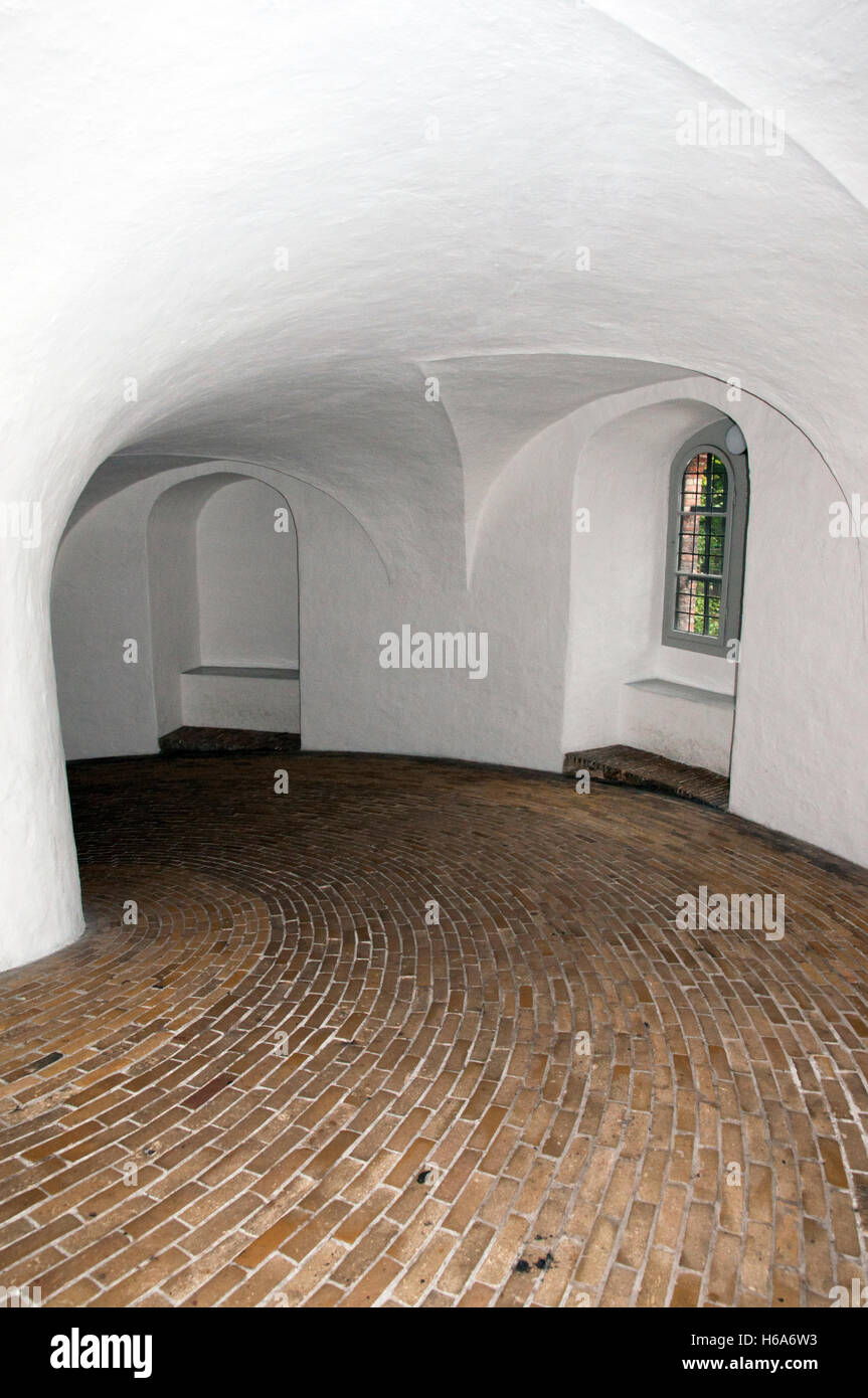 Vue intérieure de l'allée en spirale la rundetarn ou tour ronde à Copenhague, Danemark Banque D'Images