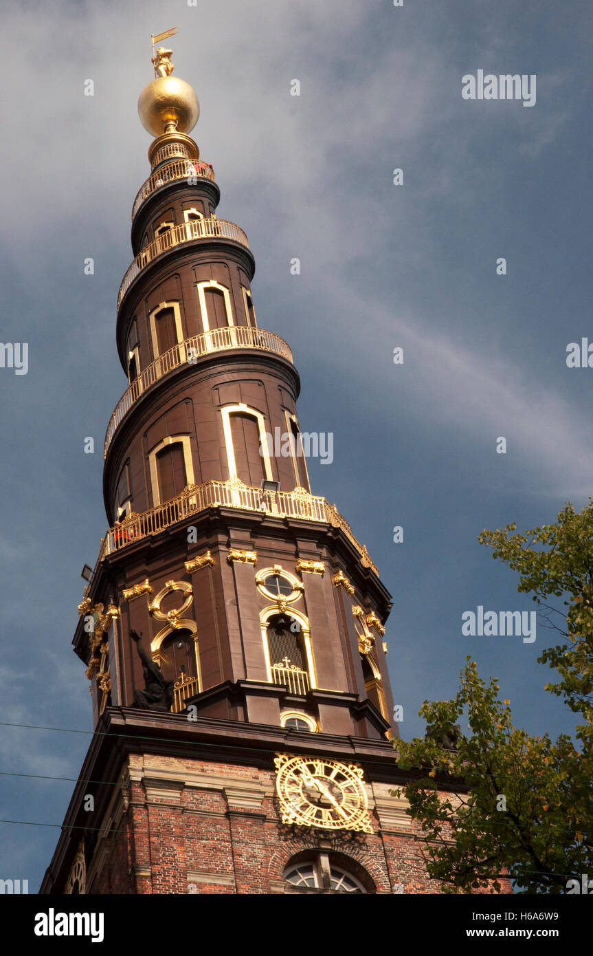 Vue de la tour de l'horloge de l'église baroque néerlandais de notre sauveur copenhagen danemark Banque D'Images