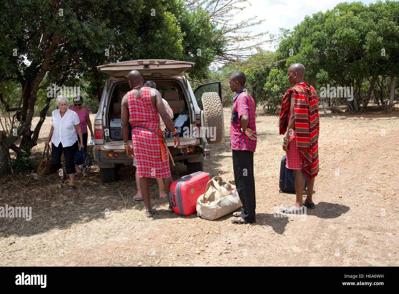 Les touristes arrivant à Enkalong tented camp près de Sekenani Gate Masai Mara, Kenya Banque D'Images
