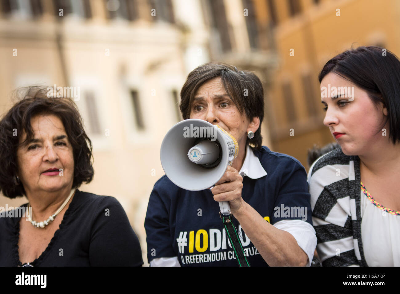 Rome, Italie. 25 octobre, 2016. Italie Rome 25 octobre 2016, manifestation du mouvement 5 étoiles (m5s) pour appuyer le projet de loi pour réduire de moitié les salaires des parlementaires. *** *** Local Caption Italie Rome 25 octobre 2016, manifestation du mouvement 5 étoiles (m5s) pour appuyer le projet de loi pour réduire de moitié les salaires des parlementaires. photo partisans (M5S) Credit : Andrea Ronchini/Alamy Live News Banque D'Images