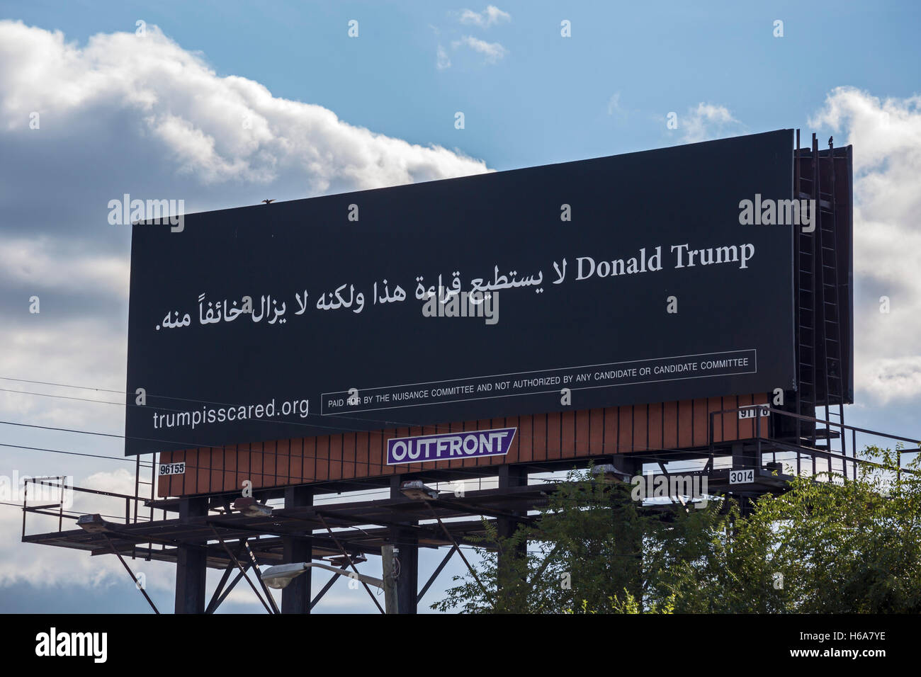 Dearborn, États-Unis. 25 octobre, 2016. Dearborn, Michigan - 25 octobre 2016 - Un anti-Trump billboard en arabe, publié par le Comité de nuisance Super CIP dans une communauté arabo-lourdement. Traduit, le panneau indique : 'Donald Trump -- il ne sait pas lire, mais il a peur de lui." Crédit : Jim West/Alamy Live News Banque D'Images