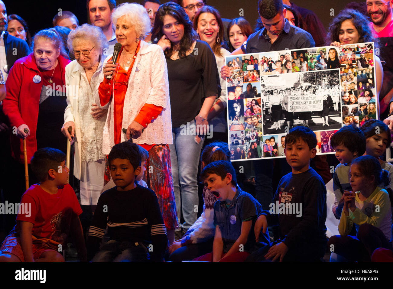 Buenos Aires, Argentine. 25 octobre, 2016. Estela de Carlotto, président de la grand-mères de la Place de mai pendant la celebrati Banque D'Images