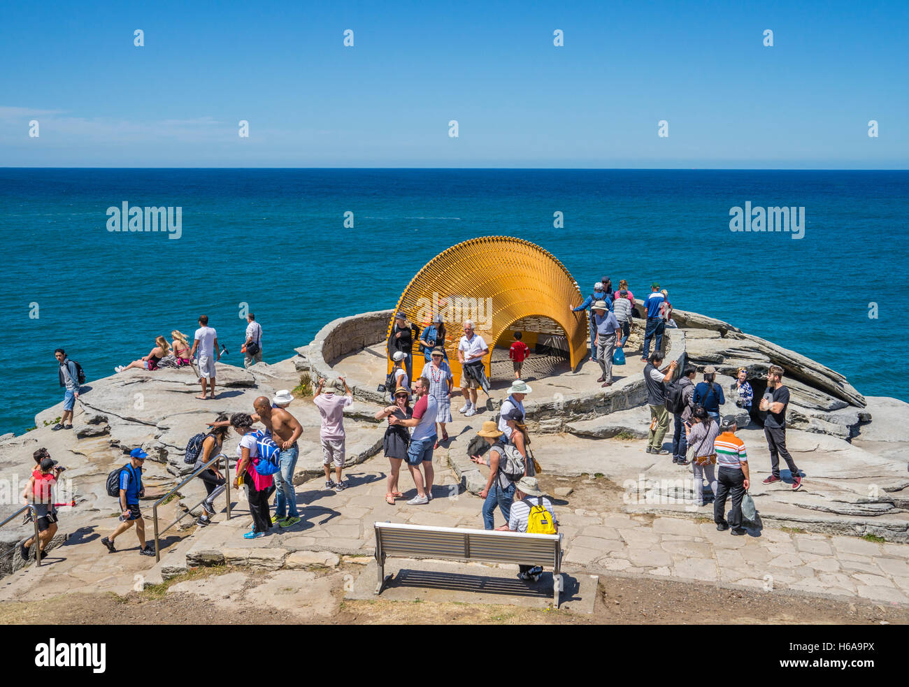 Bondi Beach, Sydney, Australie. 24 Oct, 2016. Sculpture par la mer, est la plus grande exposition annuelle de sculptures en plein air le long de la promenade côtière de la plage de Bondi à plage de Tamarama. Art installation intitulée 'Dynamics' dans l'impermanence par Nicole Larkin Crédit : Manfred Gottschalk/Alamy Live News Banque D'Images