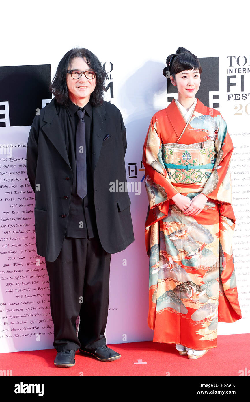 Tokyo, Japon. 25 octobre, 2016. (L à R) Directeur Shunji Iwai et Festival Muse Haru Kuroki poser pour les caméras lors de l'ouverture du tapis rouge pour le 29e Festival International du Film de Tokyo (TIFF) à Roppongi Hills Arena le 25 octobre 2016, Tokyo, Japon. Le 29e Festival International du Film de Tokyo est l'un des plus grands festivals du film en Asie et les amateurs de films peuvent s'approcher à la fois de l'étranger et les producteurs de films japonais au cours de la phase d'accueil. Le format TIFF est le seul festival japonais accrédité par la Fédération internationale des associations de producteurs de films (FIAPF) et s'étend jusqu'à 3 novembre 2001. © Reye Rodrigo Banque D'Images