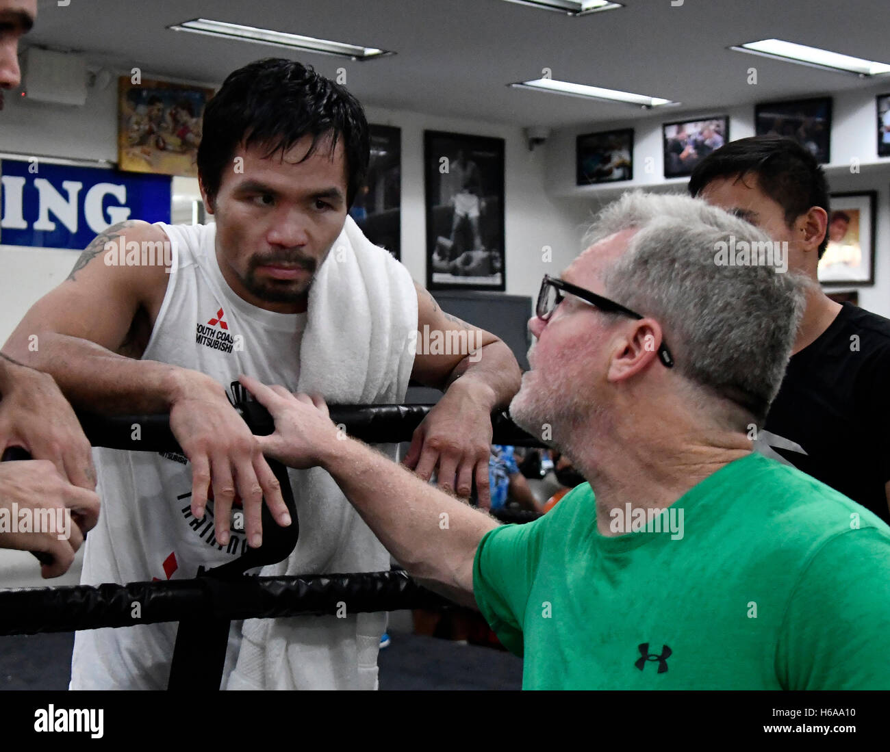Las Vegas, Nevada, USA. 25 octobre, 2016. Entretiens avec Manny Pacquiao entraîneur Freddie Roach avec est à la wild card de sport pour son prochain combat avec Jessy Vargas mardi. 25 octobre, 2016. Les deux se battront 5 Novembre à la Thomas & Mac arena de Las Vegas. Par BlevinsLA DailyNewsZumaPress gène Photo Credit : Gene Blevins/ZUMA/Alamy Fil Live News Banque D'Images